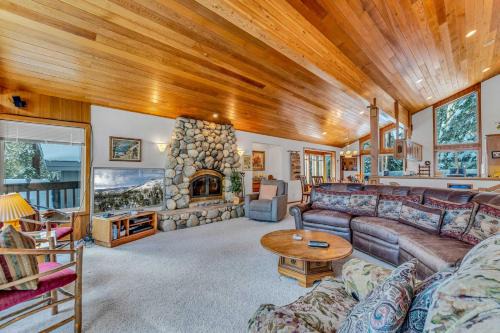 Lake Forest Casa | Handcrafted Tahoe Retreat Walk to Beach & Ski