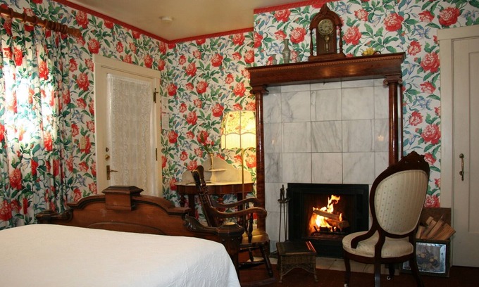 Pacific Grove Cabina | Handicap access/fireplace/1870 matching marbletop KINGBED set/clawfoot tub