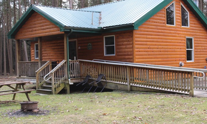 Clarington Cabina | Private, Handicap Cabin with hot tub, No Pets