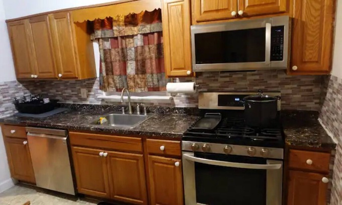 New Carrollton Casa | Handsome Home - 4 minutes close to Metro