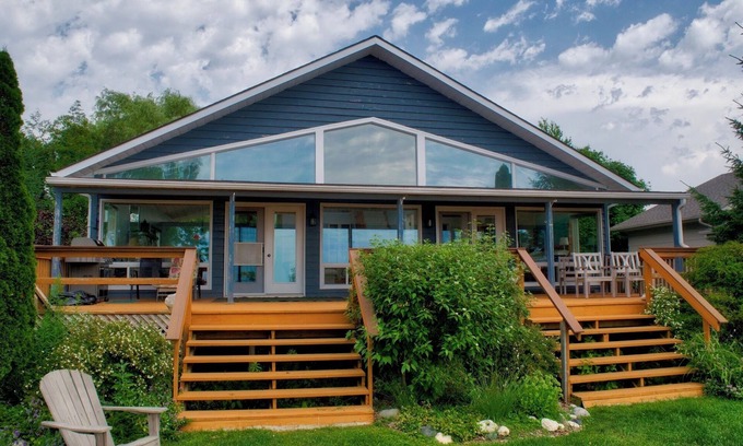Dashwood Cabaña | Hank's Lakefront Cottage: Lots Of Space And Ready For Your Lake Huron Vacation!