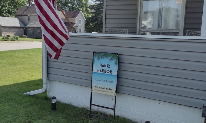 Conneaut Casa | Hanks Harbor, 1/4 mile to Lake Erie, Marina, Beach, local restaurants.