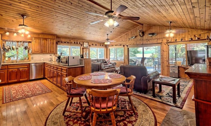 Clayton Casa | Hannahs Perch on Lake Burton with Private Top Patio and Bottom Dock