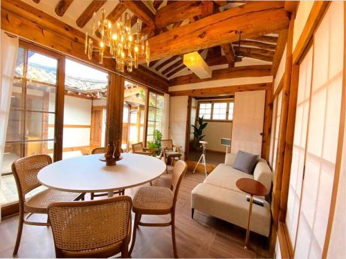 Gahoe-dong Casa | Hanok JAE l 4BR 2Bath l 9min from Anguk STN