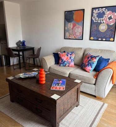 Century Wharf Apartamento | Hansen House 2 with Private Parking