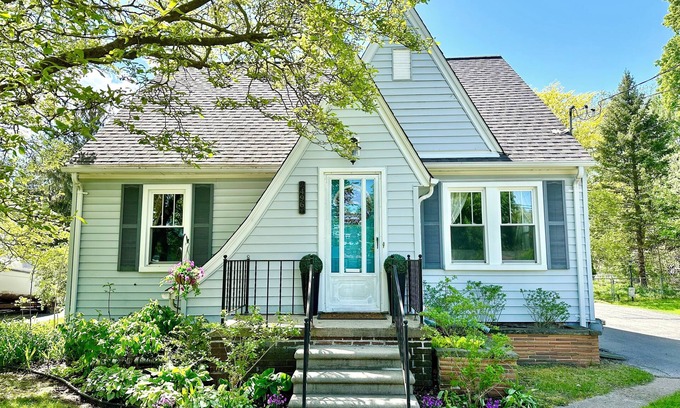 Auburn Hills Casa | Happy Bungalow. Cozy Historic Charmer- Walk to Town, Parks and Trails!