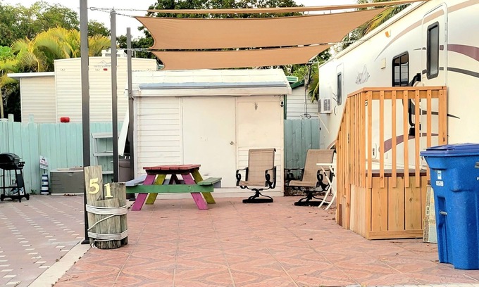 Key Largo Alquiler De RV | Happy Camper's Tropical Oasis
