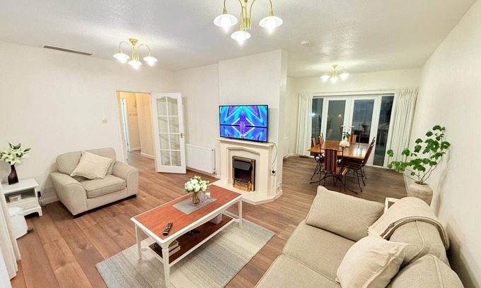 Coventry Casa | Happy Day in Coventry Next to the University of Warwick