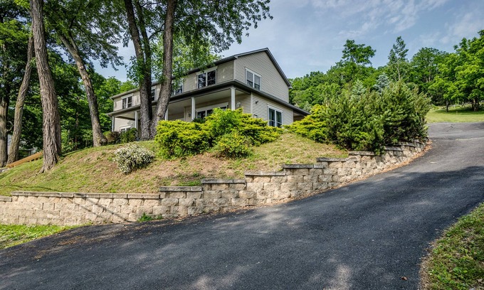 Dundee Casa | Happy Daze, lake home on Keuka Lake with EV charger, sleeps 10