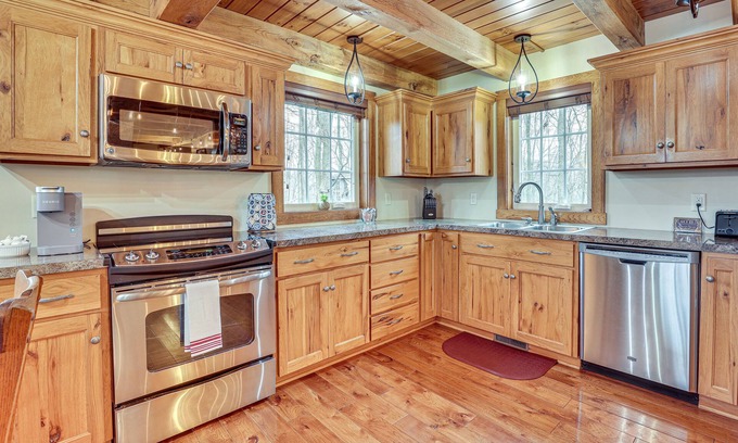 Dundee Cabina | 'Happy Haven Hill' Cabin w/ Patio & Fire Pit!