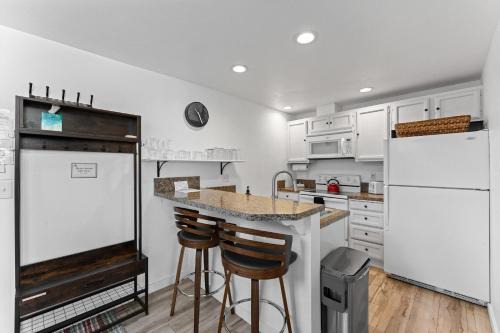 McCall Casa | Happy Hideaway - Aspen Village Condo w seasonal pool, close to lake, park, golf, and downtown