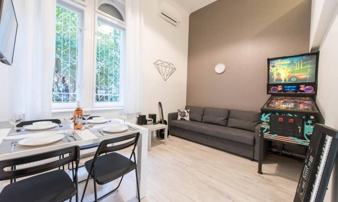 Nepszinhaz negyed Apartamento | happy home Budapest DIAMOND Central located apartment with 80 039 s pinball machine