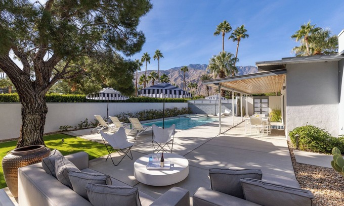 Racquet Club Estates Casa | Happy Hour - Diseñador de lujo! Hogar amurallado y cerrado Mid Mod!