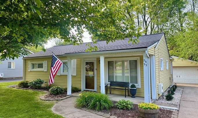 Auburn Hills Casa | New Premiere Host Listing: Happy-Little-House: Clean, Cozy, Cute! King Bed.