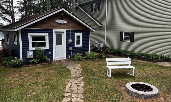 Waupaca Cabaña | Happy Ours Lake Front Retreat