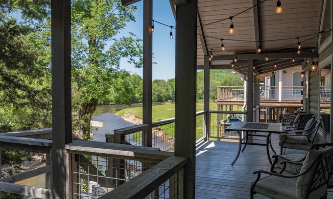 Glenwood Casa | Happy Times on the Caddo: Sleeps 8 + Hot Tub!
