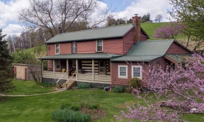 Spottswood Cabina | Happy Valley Log Cabin Farmhouse Shenandoah Valley