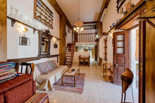 Malonas Casa | Hara's Traditional Detached House in Malona