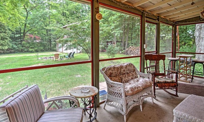 Harbert Casa | Harbert Cottage with Fire Pit Half Mile to Beach!