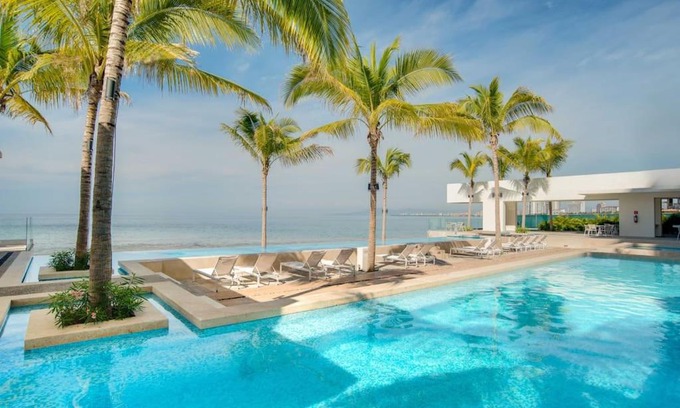 Las Glorias Apartamento | Harbor 9005 Beachfront 2bdr by Moikkarentals