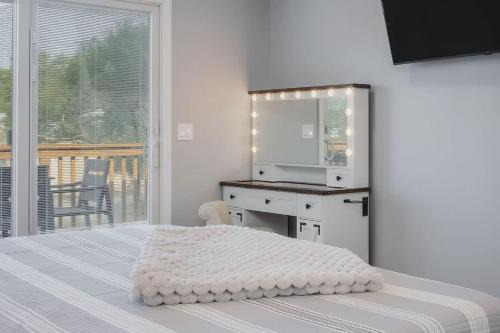 Fox Lake Casa | Harbor Clubhouse Modern Waterfront with Hot Tub and Pet Friendly