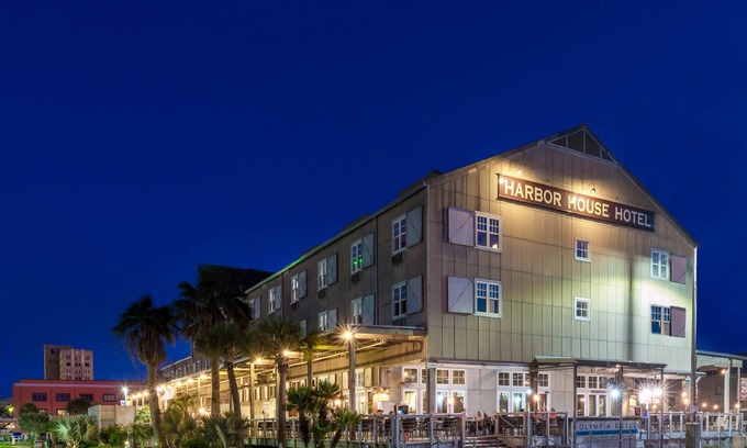 Galveston Hotel | Harbor House Hotel and Marina at Pier 21