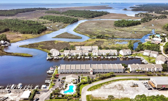 Ocean Springs Condominio | Harbor Landing in Ocean Springs. Waterfront. Pool and Boat Slip!