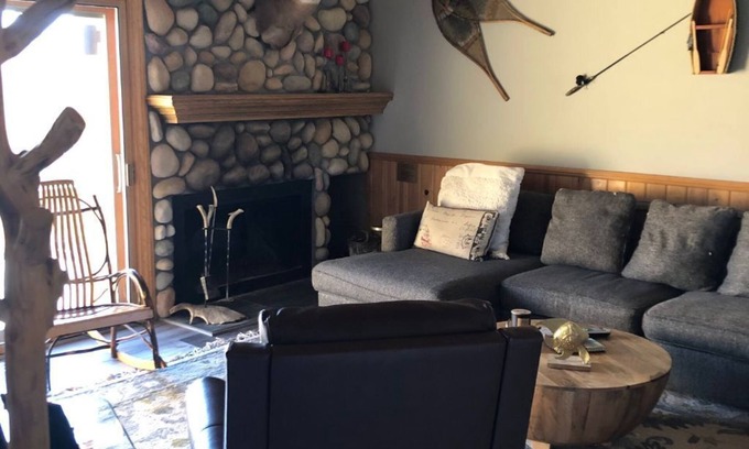 Harbor Springs Condominio | Harbor Springs Condo, 2400 sq. Ft., 5 dormitorios, 3 baños, 3 niveles, muy limpio