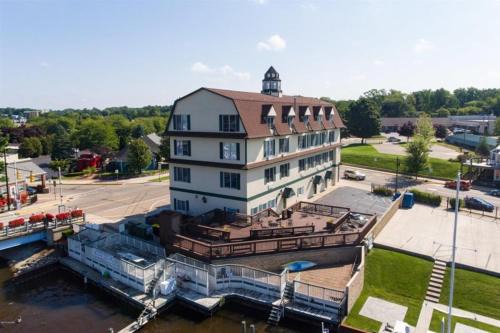 South Haven Casa | Harbor View at the Colonial - Condo overlooking Black River, walking distance to beach and downtown