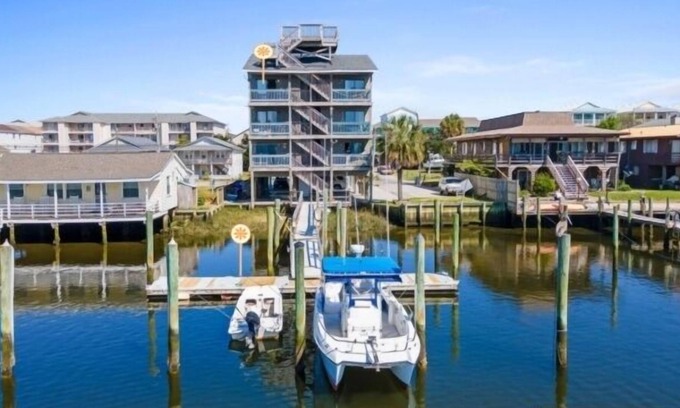North Carolina Coast Condominio | Harbor Watch With Boat Slip 2 Bedroom Condo by Redawning