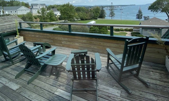 Manset Condominio | Harborview Condo with 6 beds and 2 couches
