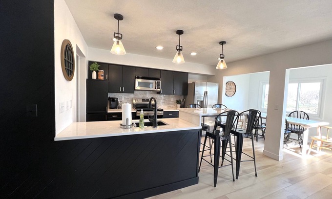 Huron Condominio | Harborview on the water-sleeps 24 w/8 King Suites!
