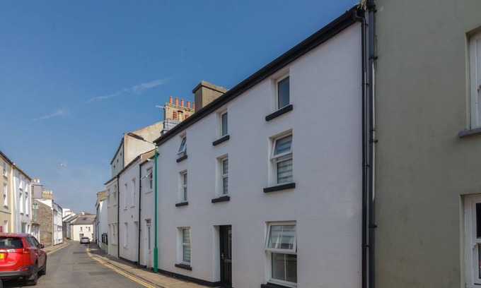 Castletown Cabaña | Harbour Hideaway - a holiday cottage that sleeps 6 guests in 3 bedrooms