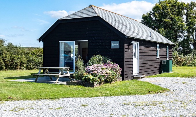 Port Isaac Cabaña | HARBOUR LODGE, pet friendly, with a garden in Port Isaac
