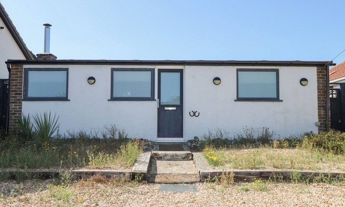 Pagham Cabaña | HARBOUR ROAD QUIRKY BEACH RAILWAY CARRIAGES, with a garden in Pagham