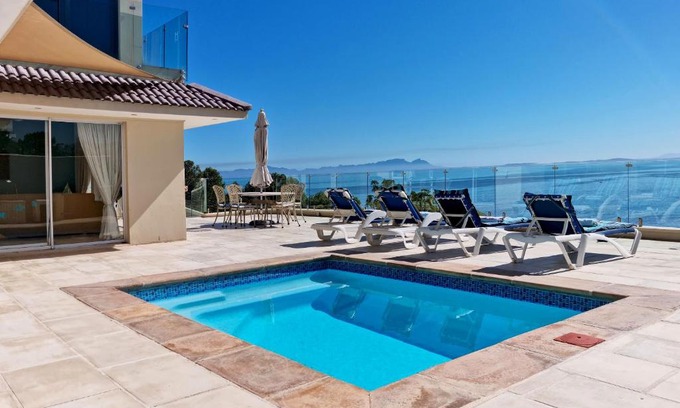 Mountainside Apartamento | 'Harbour Views' - 2 bedroom, sleeps 4 with private pool and large veranda!