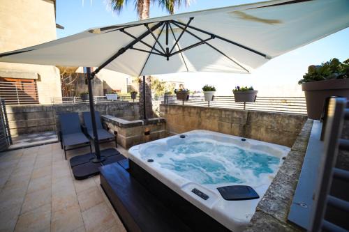 Ghajnsielem Casa | Harbour Views Duplex Maisonette with Jacuzzi Hot tub