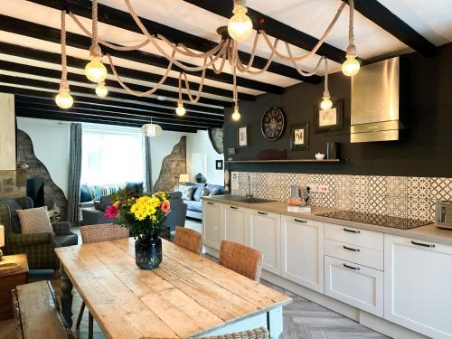 Seahouses Casa | Harbour Way Cottage by Coast & Country Stays
