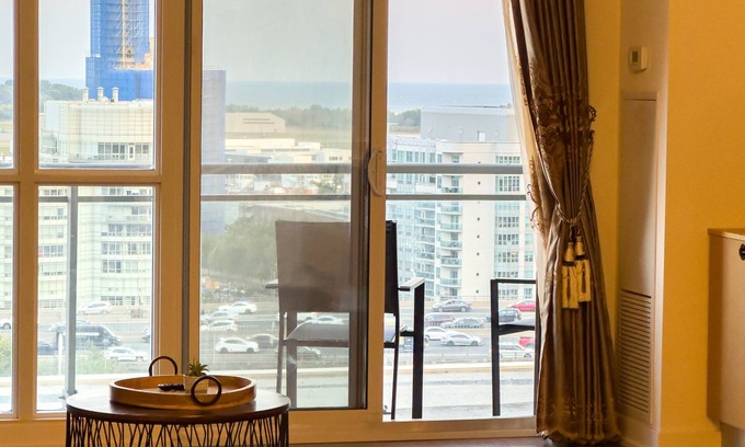 Toronto Entertainment District Hotel | Harbourfront 2 Bed Suites