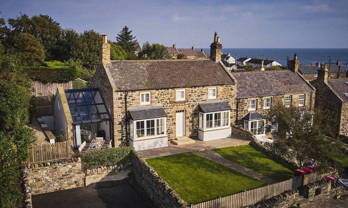 Craster Cabaña | Harbourway - a pet friendly that sleeps 8 guests in 4 bedrooms
