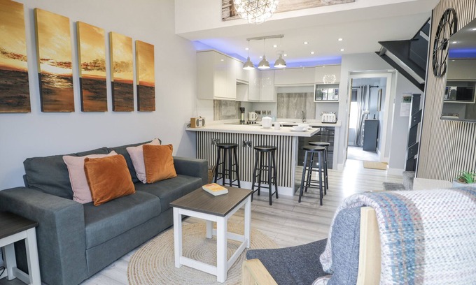 Borth-y-Gest Cabaña | HARBWR HIDEAWAY, pet friendly in Porthmadog