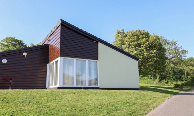 Heligan Cabaña | HARCOMBE HOUSE BUNGALOW 3, pet friendly, with pool in Chudleigh
