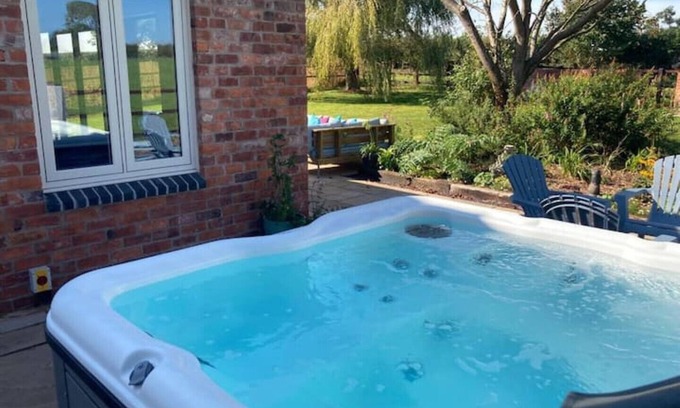 Halfway House Cabaña | Hare Cottage with hot tub, sleeps 9, fishing and wild swimming