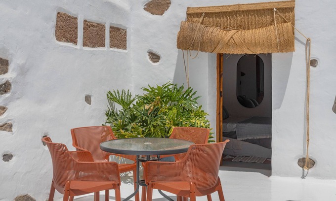 Tabayesco Apartamento | Haría Holidays with Mountain Views, Shared Pool and Wi-Fi