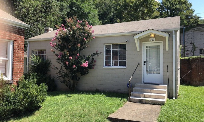 Dayhoit Casa | Harlan, KY Modern Private Guesthouse 302 Historic Downtown (Vela's Villas)