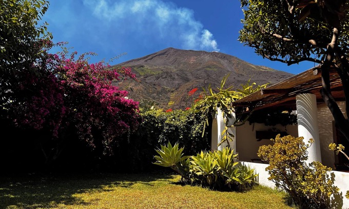Piscita Casa | Casa armónica, jardín, volcán, piscina, mar.