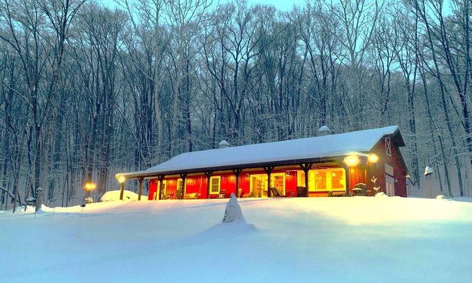 Marshall Casa | Harmony Hollow barndominium with hot tub near Sugar Creek