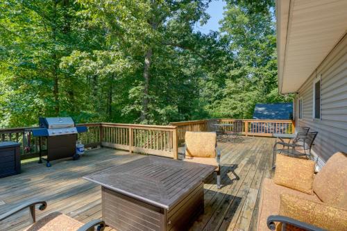 Kabletown Casa | Harpers Ferry Cabin - Walk to Private Lake!