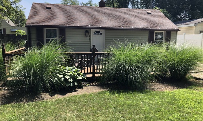Ashtabula Cabaña | "Harrah’s Hideaway" Lake Shore Park 2brm Cottage.