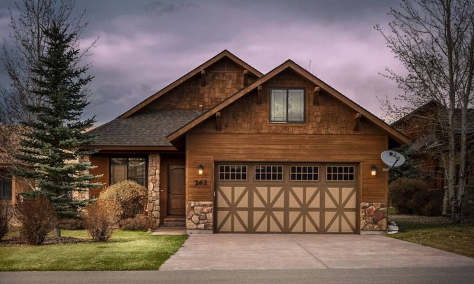 Victor Casa | Harris Hawk Cabin with AC and Hot Tub